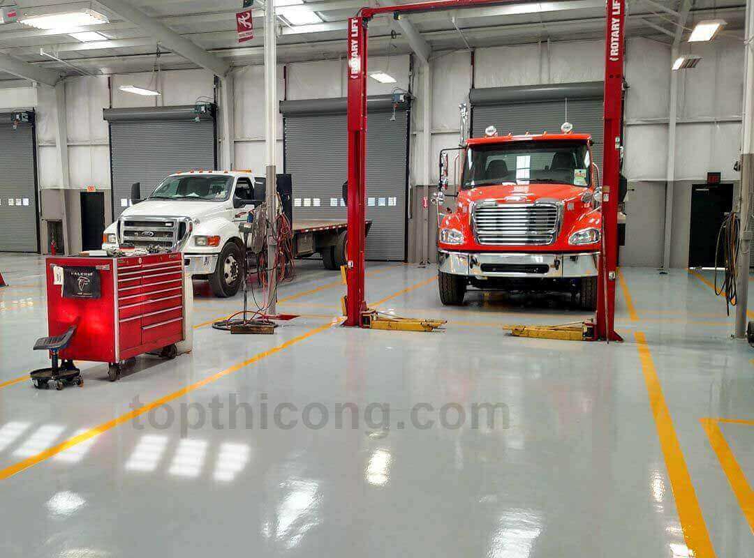 Sơn nền epoxy sàn loại nào phù hợp cho kho xưởng có xe trọng tải lớn và xe nâng di chuyển trên bê tông