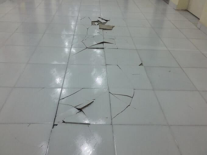 sàn lát gạch hỏng hóc