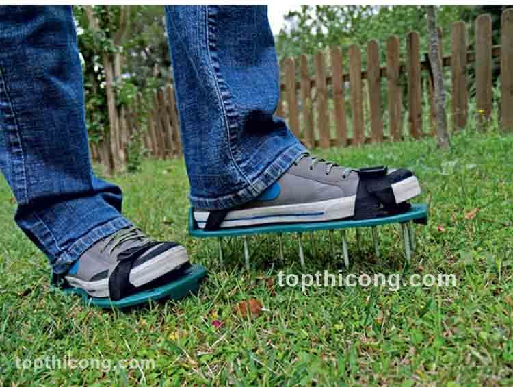 Giày đế mũi đinh đi cỏ