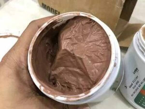 Để xử lý vết nứt gỗ, bạn có thể dùng keo trám gỗ wood filler dạng bột hoặc kem