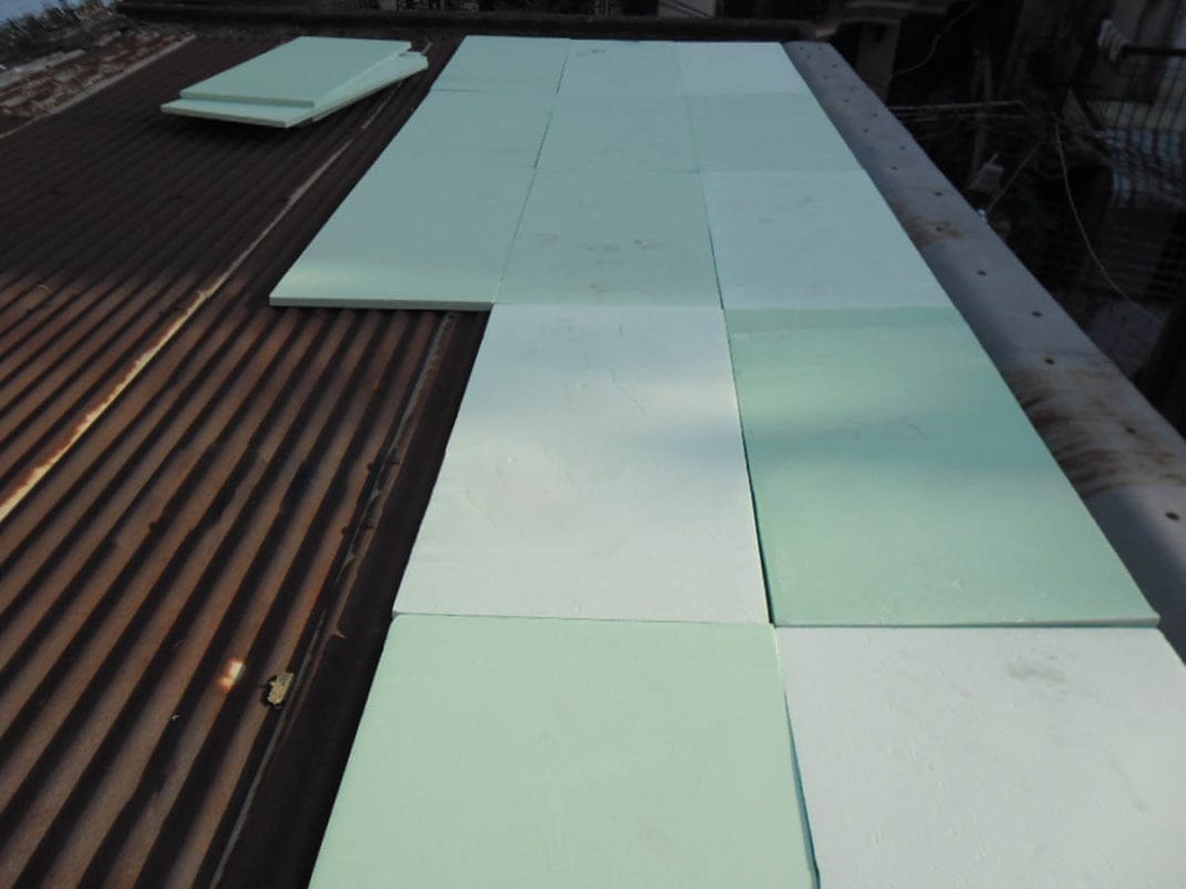 Bước 1: Lắp đặt tấm xốp xps cách nhiệt kunfoam trên mái tôn dàn đều kín bề mặt