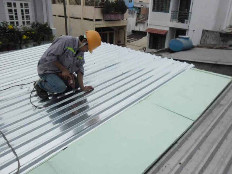 Bước 2: Lắp tôn mới đặt phủ lên tấm xốp cách nhiệt xps kunfoam