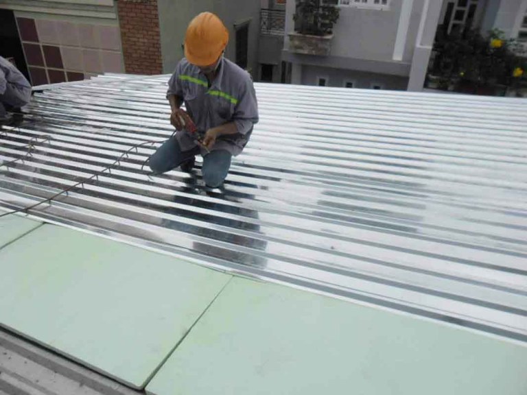Bước 3: Bắn vít cố định từ lớp tôn mới xuống tôn cũ dưới thanh xà gồ