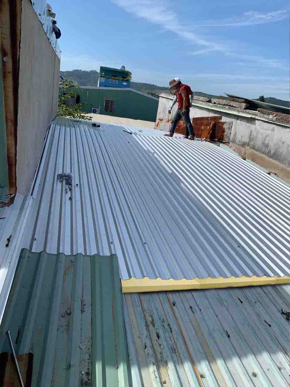 Bước 4: Trét kín Keo xử lý mối nối, keo chống nứt đàn hồi chống thấm hiflex, silicon