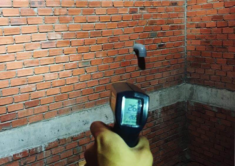 Chúng tôi đo nhiệt độ bên trong ngôi nhà thì thấy có sự chênh lệch rất lớn chỉ từ 25-28 độ C