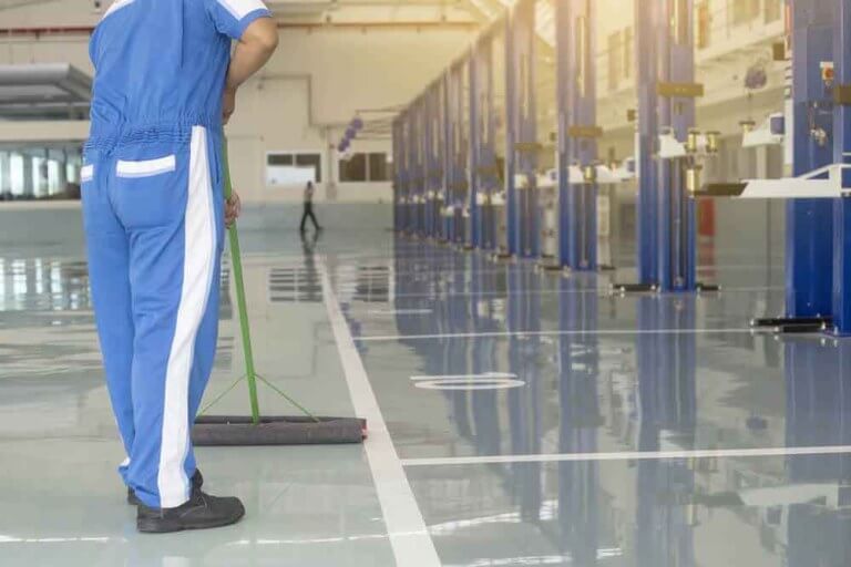 Chuẩn bị chất tẩy rửa sàn Epoxy
