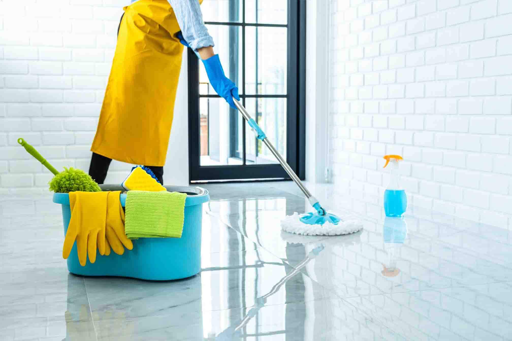 Hướng dẫn chi tiết phương pháp vệ sinh sàn epoxy đúng cách