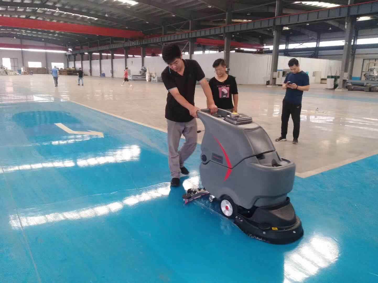 Lau chùi là cách đơn giản để làm sạch các vết bẩn trên mặt sàn epoxy
