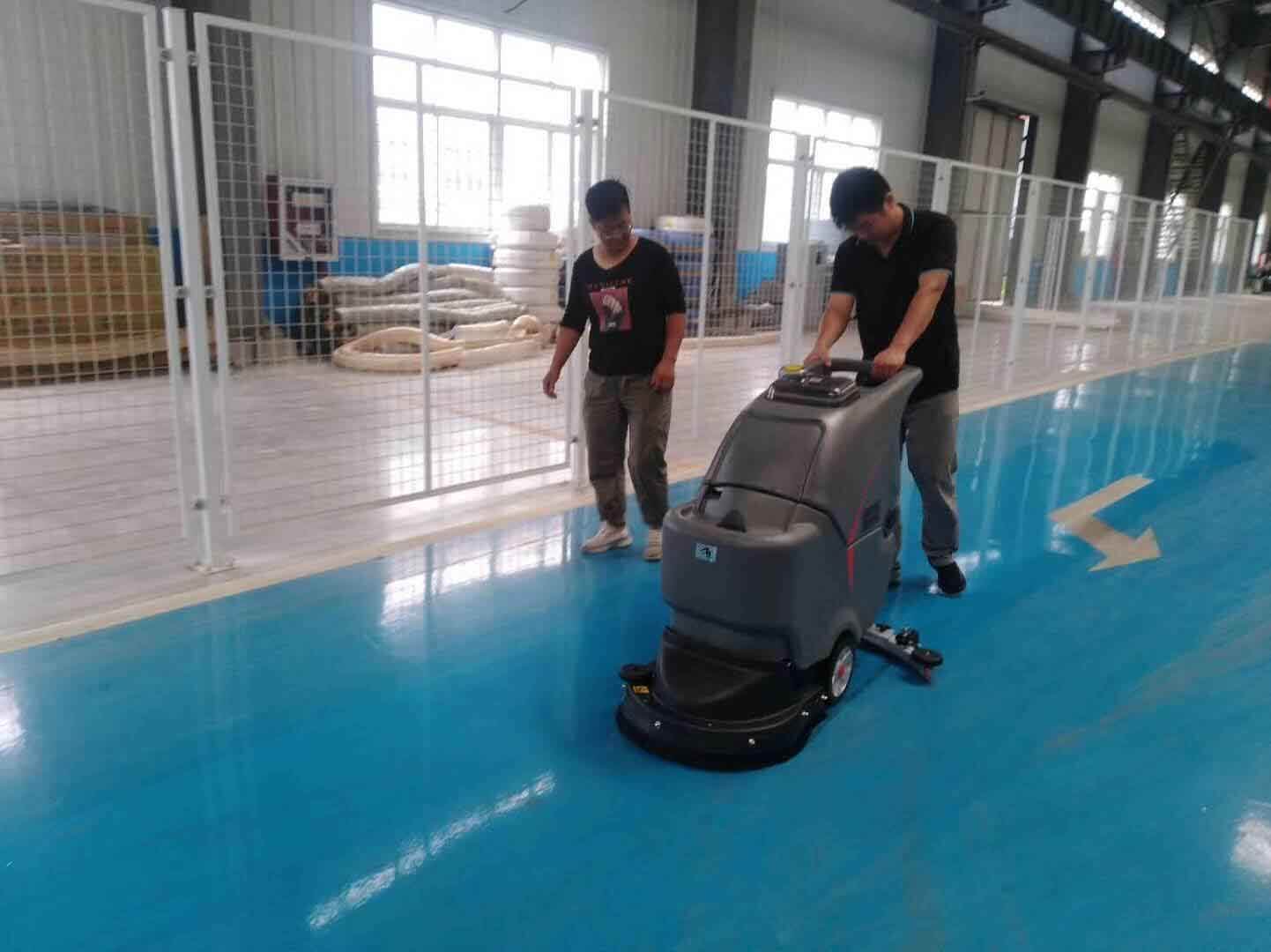 Lau sạch và làm khô bề mặt sàn epoxy