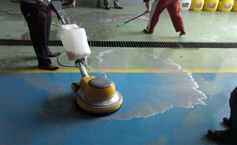 Thổi hoặc quét tất cả đất, rác ra khỏi sàn nhà epoxy