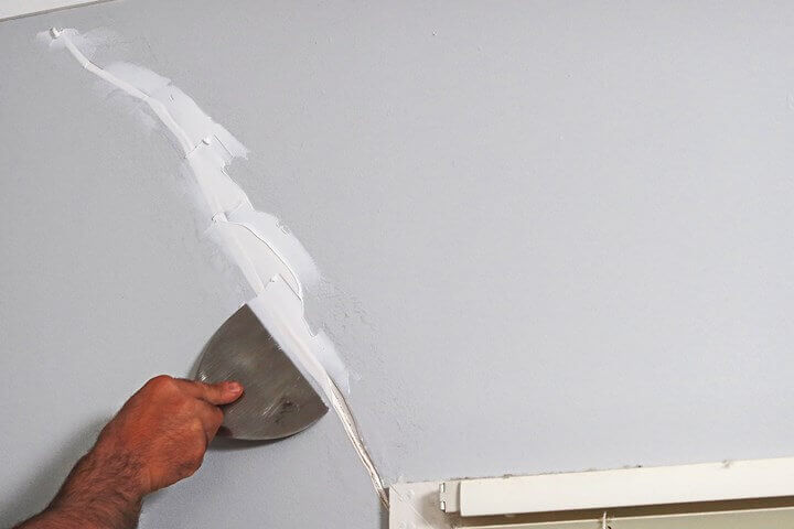 Bước 3 Phủ một lớp keo chống nứt tường. Xử lý vết nứt tường ngoài trời