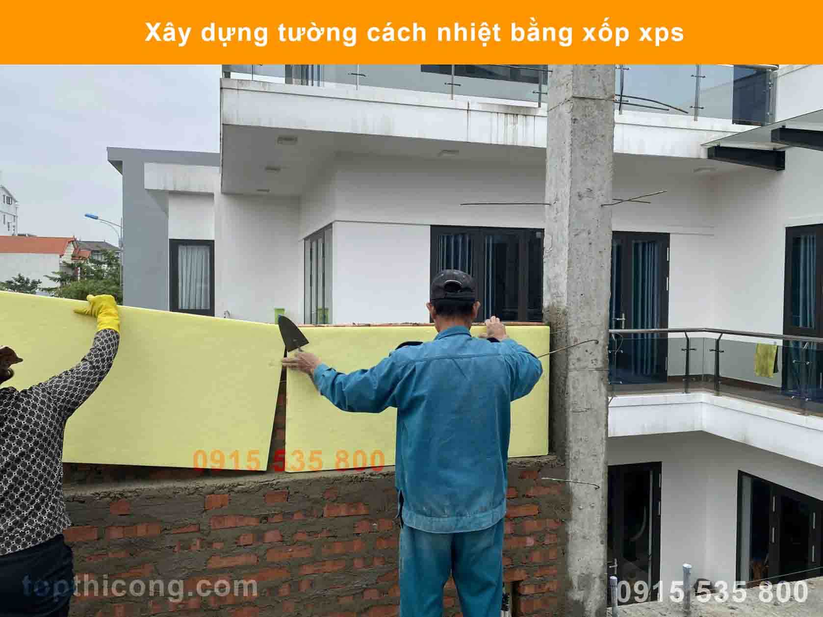 Đặt tấm xốp vào khoảng trống 2 lớp tường