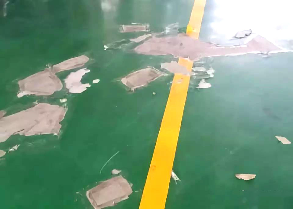 Giải pháp xử lý vệ sinh tẩy sơn epoxy bằng hóa chất ăn mòn sơn
