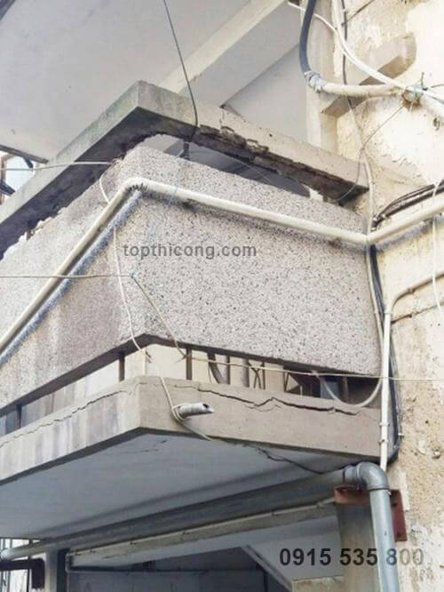 Các vết nứt trên các tấm kết cấu nhô ra ngoài như ban công, mái hiên