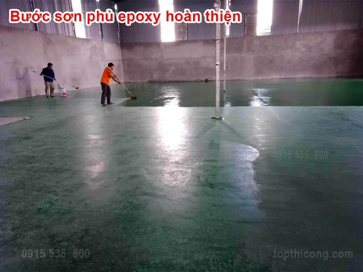 Trải lớp phủ sơn sàn epoxy hoàn thiện