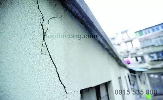 Vết nứt tường ngoài của ngôi nhà