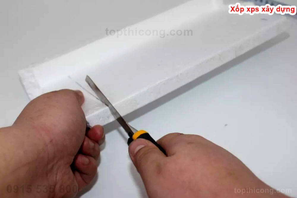 Dùng dao (như lưỡi dao, dao cắt, máy cắt...)