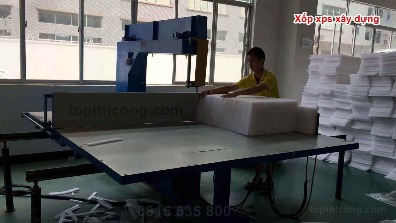 Sử dụng dòng nước áp lực cao để cắt xốp