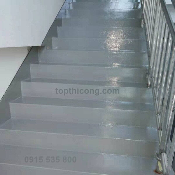 Sơn epoxy cầu thang bê tông có độ bám dính cực cao và chịu được va đập mài mòn