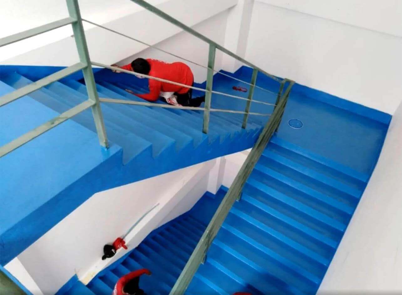 Tiến hành thi cong sơn epoxy lớp phủ màu đầu tiên