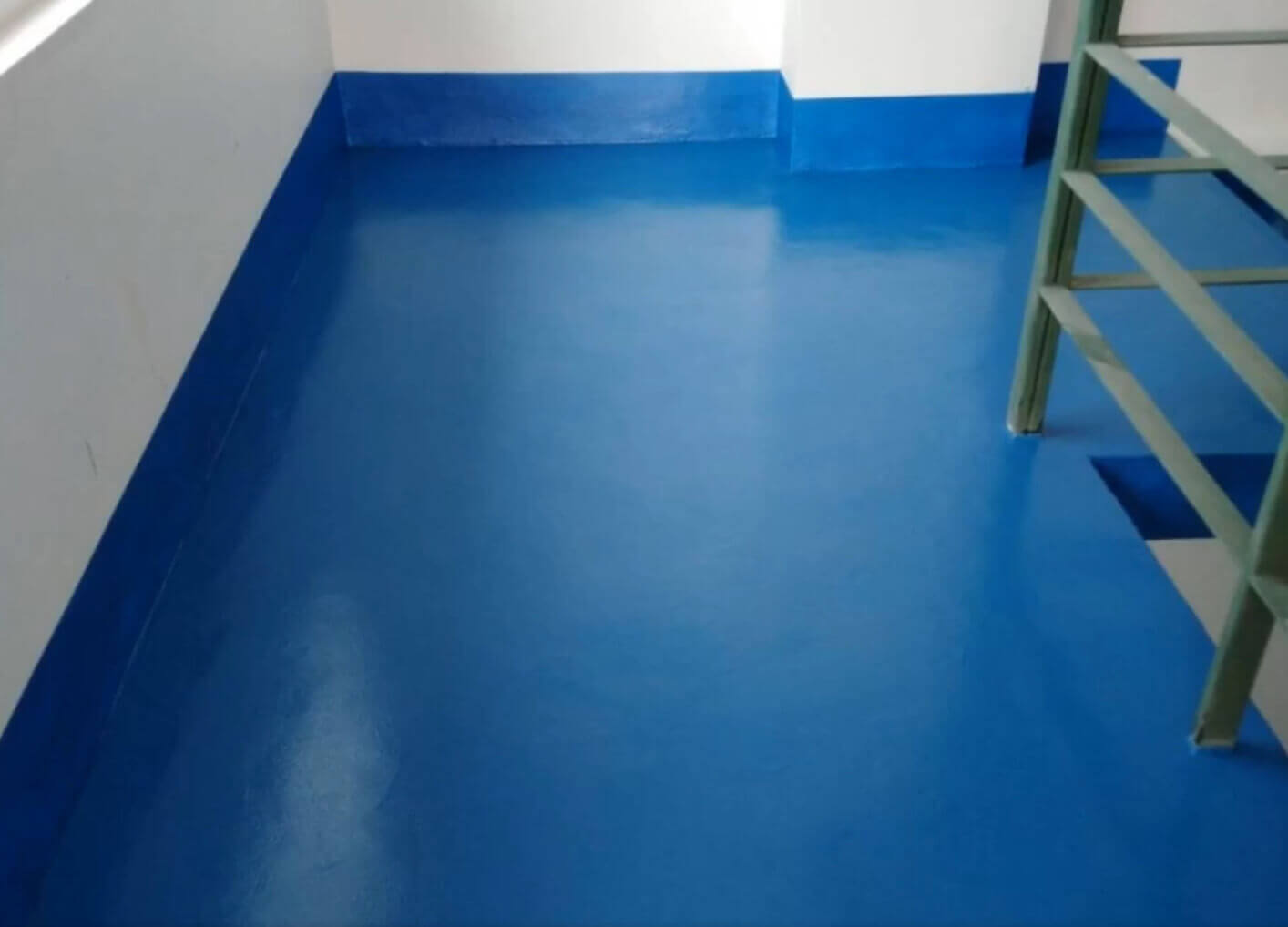 sơn epoxy kéo dài tuổi thọ của cầu thang