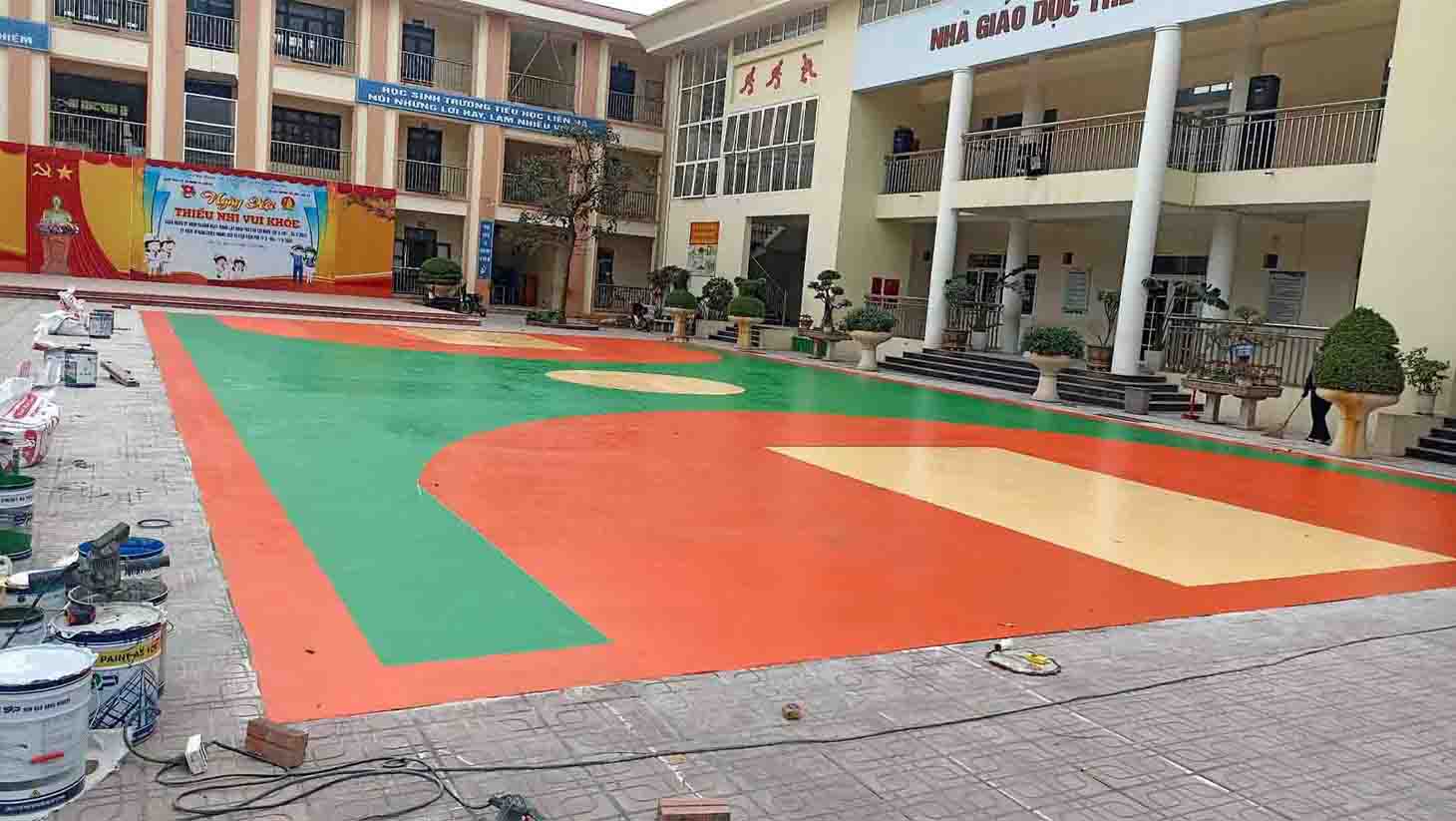 Để mang lại bề mặt sân tốt và đảm bảo an toàn cho người chơi