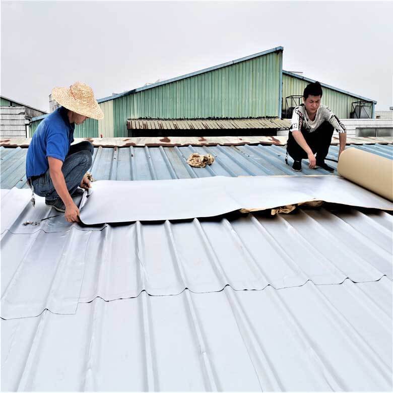 Phủ lớp cách nhiệt xốp chống nóng mái tôn