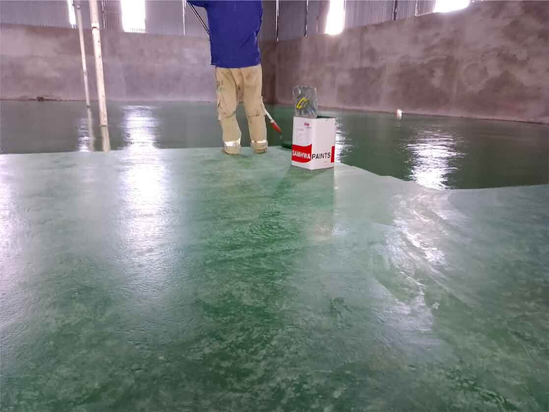 Báo giá thi công sơn sàn epoxy tính toán bao nhiêu tiền 1m2? 12 Bảng Báo giá thi công sơn sàn Epoxy sàn nhà xưởng Hệ lăn 3 lớp
