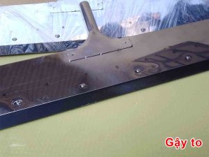 Gạt đều hỗn hợp sơn khi thi công lên trên bề mặt nền sân thể thao