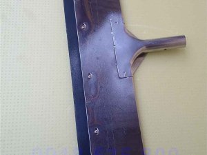 Gạt nước, dọn dẹp bề mặt trước và sau thi công