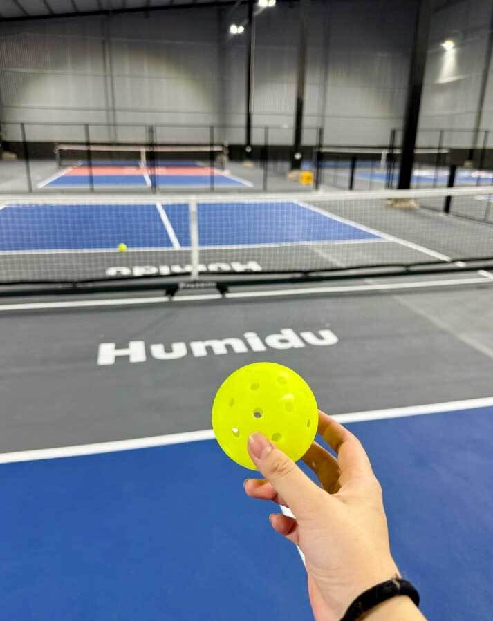 Pickleball là gì? Vì sàn cần có bề mặt sân tiêu chuẩn đặc biệt Pickleball là gì? Vì sàn cần có bề mặt sân tiêu chuẩn đặc biệt