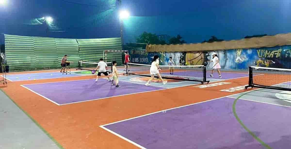 Các màu đẹp ưu chuộng sân pickleball gồm có những màu như xanh lá, xanh dương