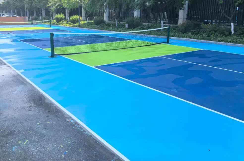 Thi công sân Pickleball màu xanh da trời nhạt, xanh nước biển đậm kết hợp màu xanh lá cốm lá cây