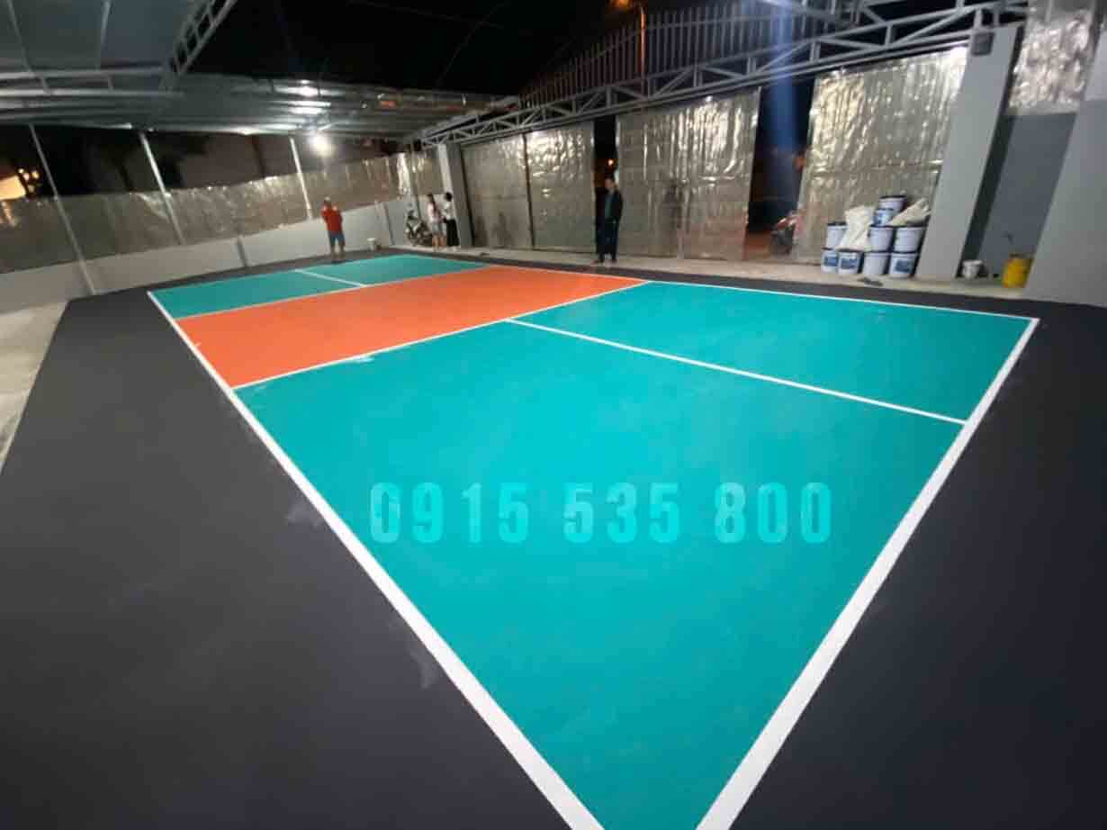 sân pickleball màu xanh cổ vịt, ghi đậm và cam