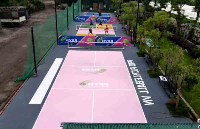 thi công sân pickleball tại hà nội màu sân hồng kết hợp ghi đậm