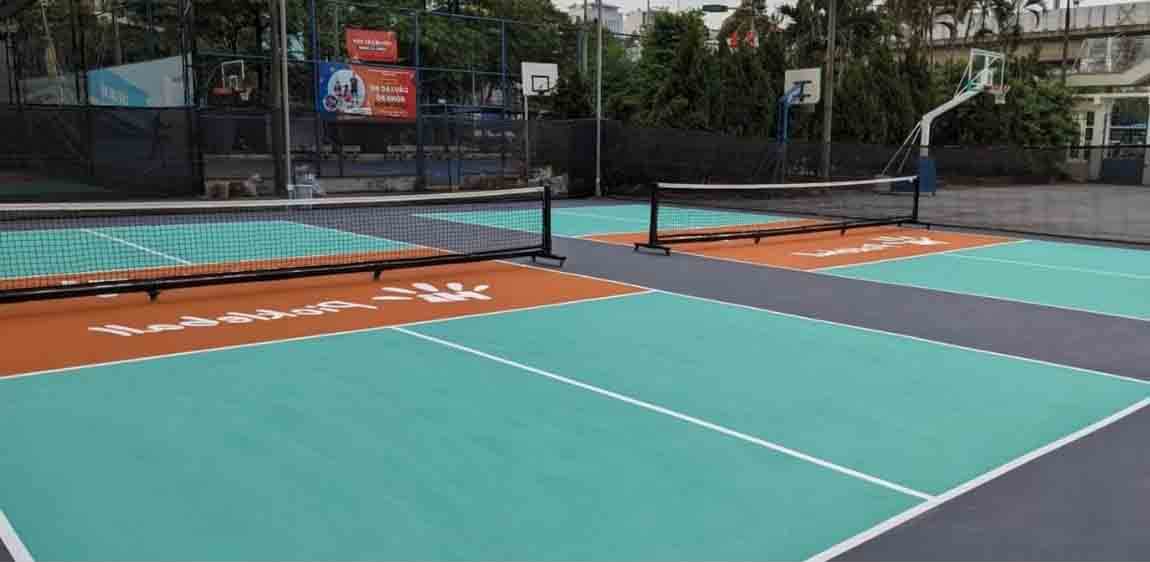 thi công sân pickleball tại thanh hóa màu xanh ngọc kết hợp vơi nâu
